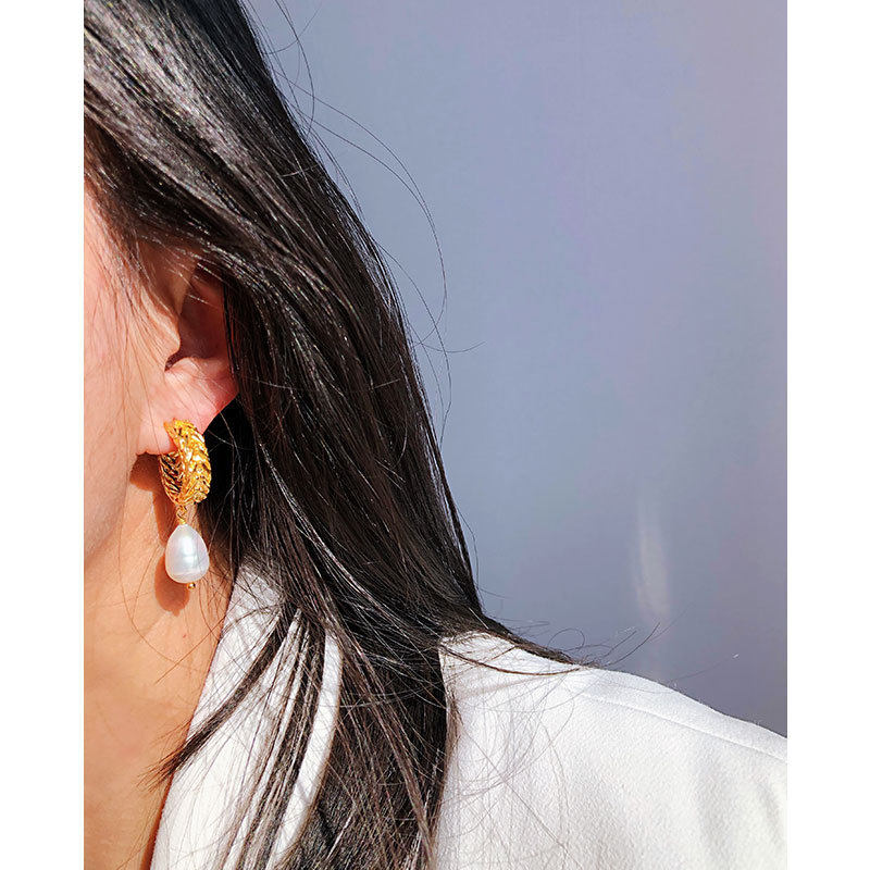 青岛出口铜电镀24k真金法式时髦夸张编织纹C形耳环巴洛克珍珠耳钉