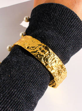 青岛出口欧美小众不规则凹凸褶皱锡纸纹理开口手镯女时尚夸张腕饰