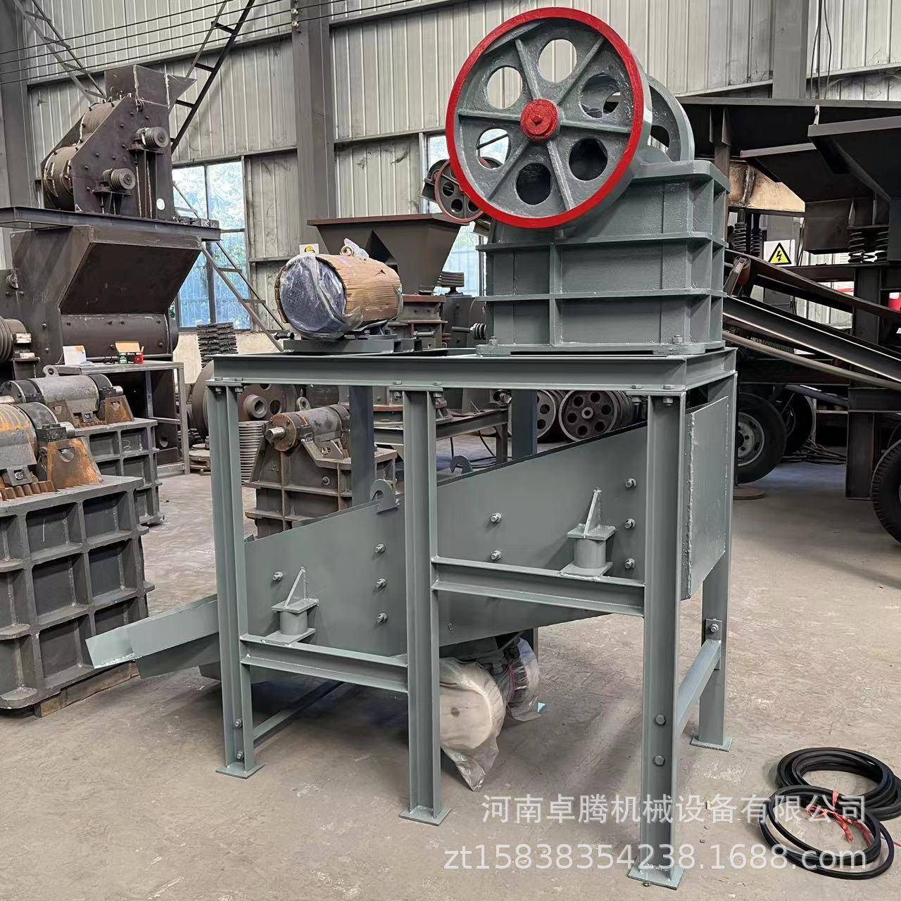 中小型移动式筛分机玄武岩砖块鄂式破碎机花岗岩青石石子机碎石机