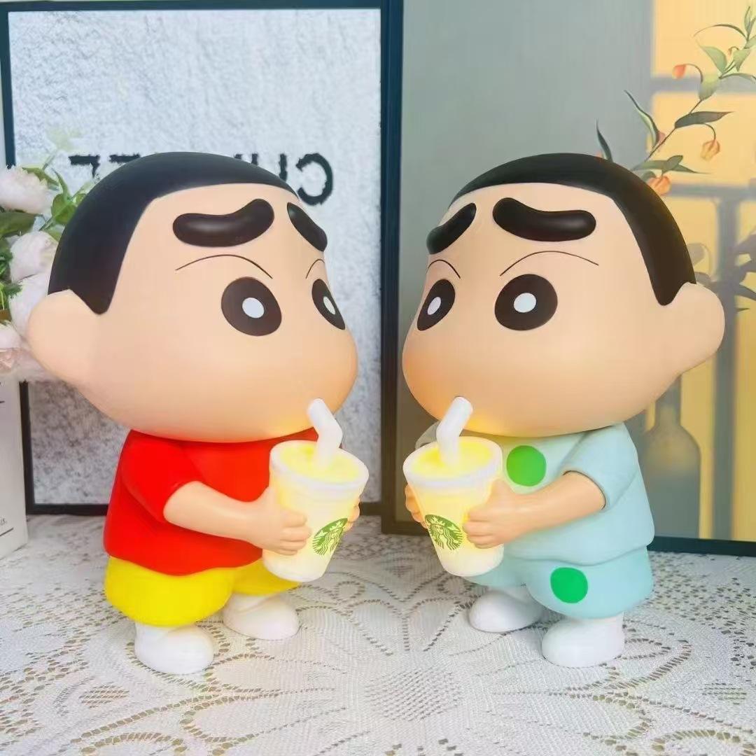 奶茶蜡笔小新手办创意摆件桌面家居卧室装饰品公仔发光小夜灯礼物
