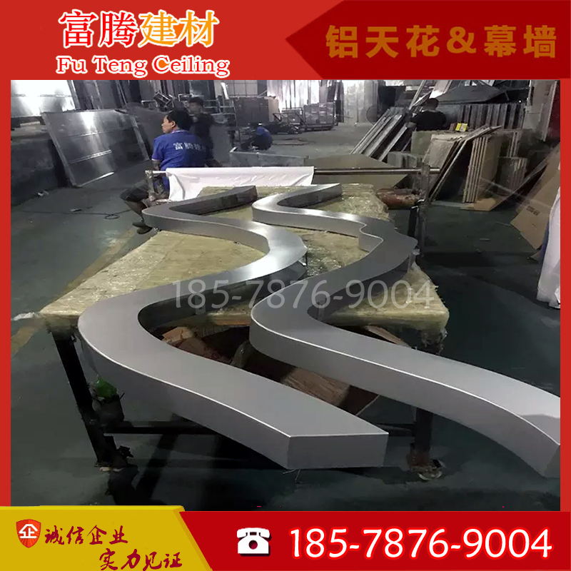 艺术吊顶弧形铝方通仿木纹转印烤漆造型异形U型槽吊顶幕墙铝格栅