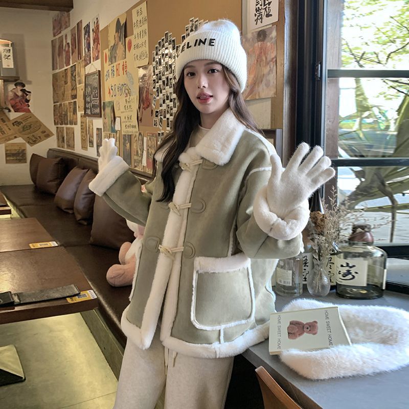 绿色小个子牛角扣羊羔毛外套女冬季2024新款厚实保暖宽松短款