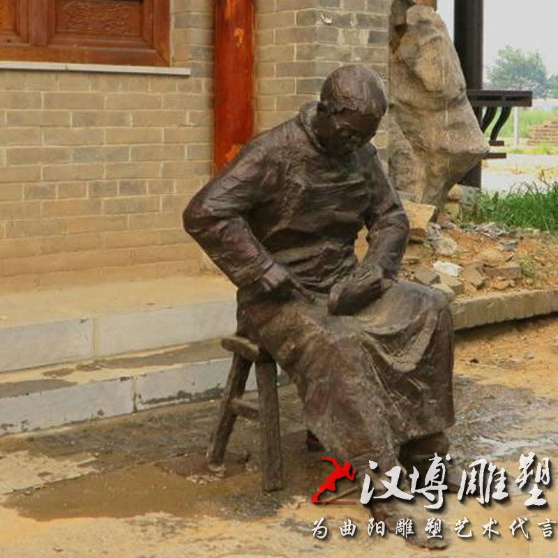 玻璃钢仿铜人物雕塑景观广场铸铜修脚人物雕塑铜雕民间手艺人定制