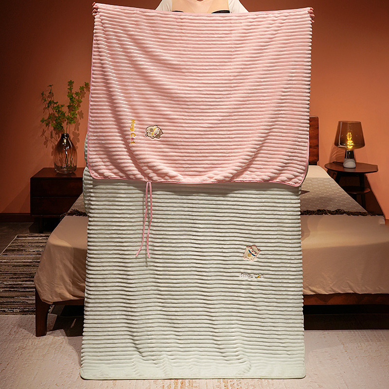 抱枕被子两用办公室午睡空调毯子盖腿珊瑚绒毛毯学生教室卷毯车用