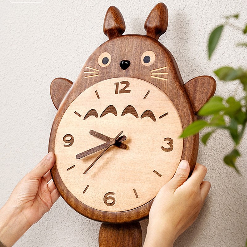 实木龙猫挂钟卡通装饰钟表2024年新款高级感客厅创意静音挂墙时钟
