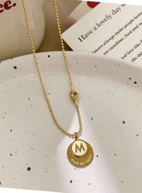 简约小众钛钢M字母圆牌锁骨链