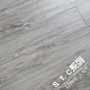 灰色出租房强化复合木地板耐磨防水 12mm木纹工程家用卧室地暖工装