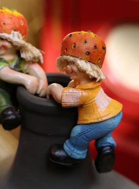 田园草莓攀爬花盆侧面装饰攀爬罐娃娃花园阳台庭院树脂家居装饰摆