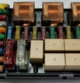 汽车线路控制器盒熔断器21路保险座带 继电器保险盒 黑色