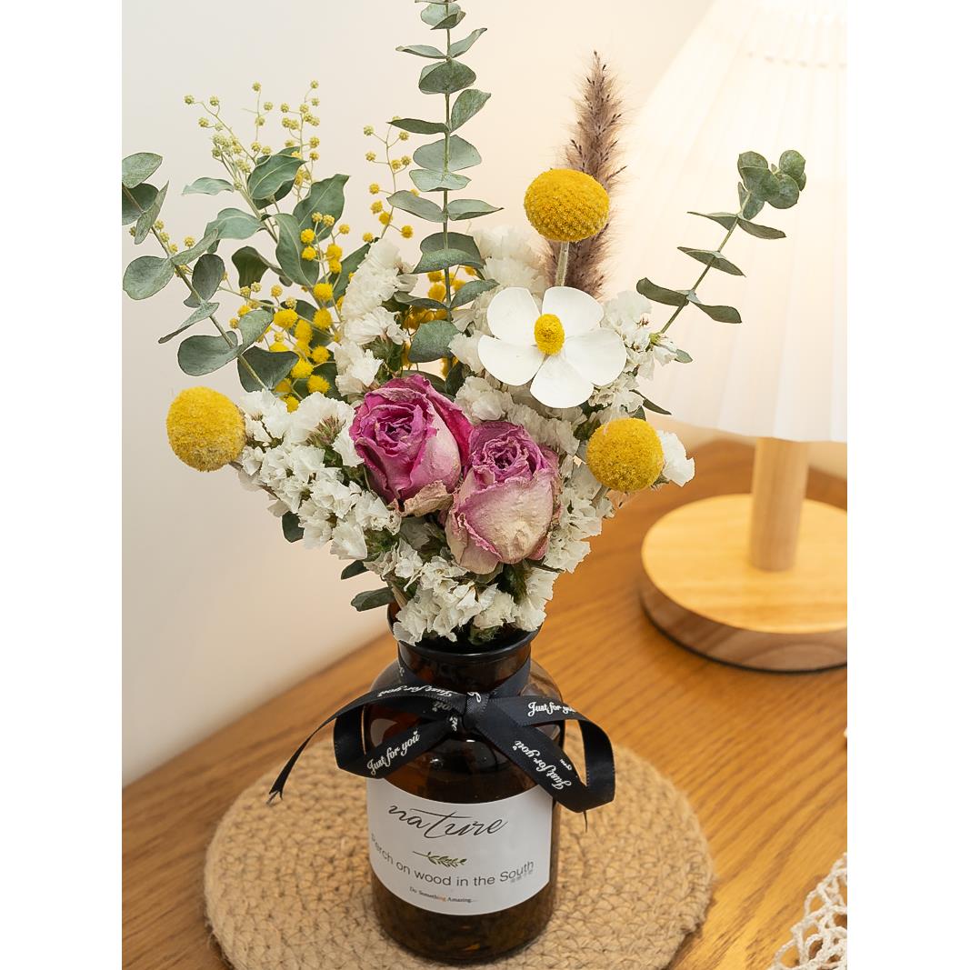 桉树玫瑰干花花束在家庭装饰装饰品雏菊棉花流行著名的摄影道具