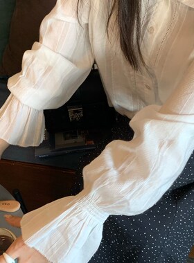 6eco刘一口 午茶小调 温柔白色大翻领衬衣套装灰色针织开衫两件套