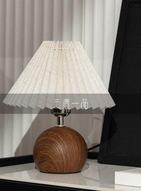 高级感样板间卧床头柜装饰画意式软装饰品客厅飘窗茶几