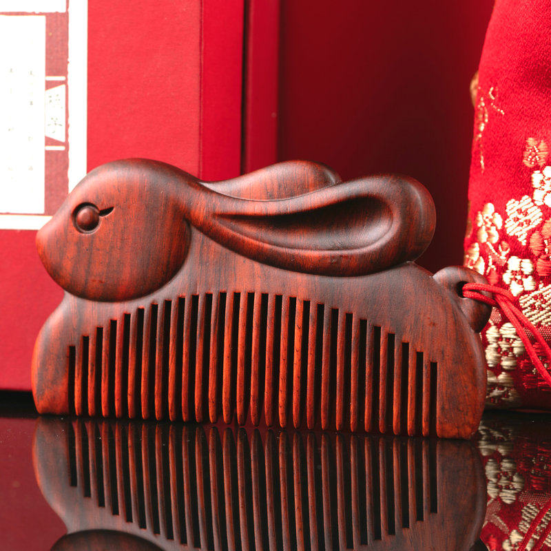 天然紫檀木梳子绿檀生肖兔小木梳儿童周岁抓周生日礼物纪念刻字,家庭/个人清洁工具,梳子/化妆梳/按摩梳,淘宝优惠券,粉丝福利购,淘宝优惠卷