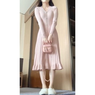 法式V领粉色打底针织连衣裙女秋冬季配大衣内搭毛衣裙鱼尾长裙子