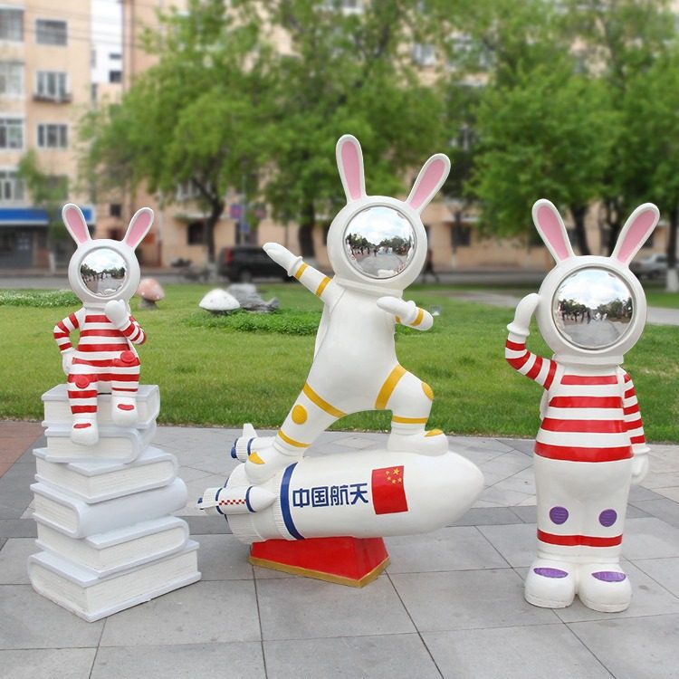 户外幼儿园商场装饰动物模型卡通兔子玻璃钢太空火箭雕塑学校摆件
