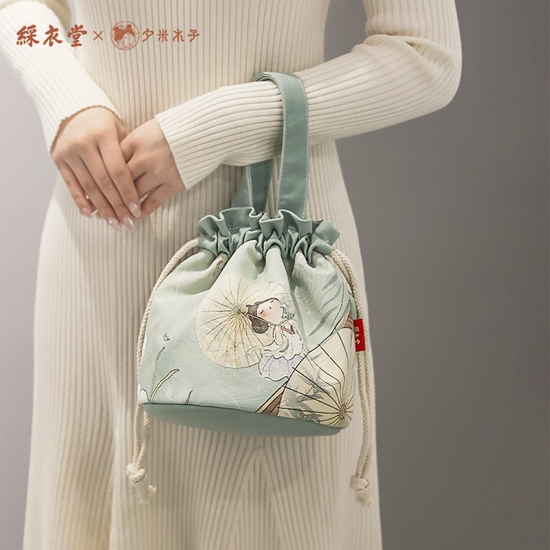 彩衣堂x夕米木子 国风可爱春夏抽绳束口袋手提手拎遛弯包水桶学生