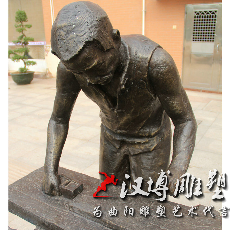 玻璃钢仿铜人物雕塑景观广场铸铜修理木桶工人雕塑铜雕塑人物定制