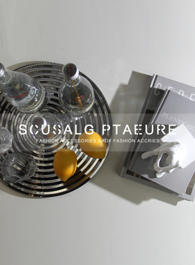 法国Evian依云矿泉水样板间餐厅酒柜橱柜软装饰品简约雕塑人装饰