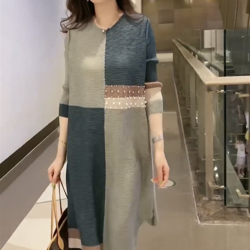 时尚褶皱连衣裙女早秋新款撞色弹簧衫抖抖裙圆领宽松显瘦百搭富态