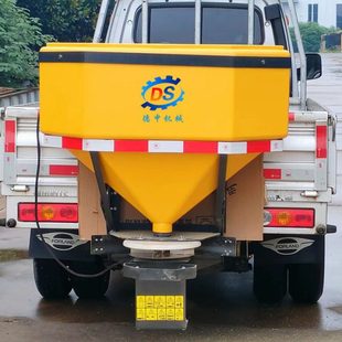 速遥控操作融雪剂喷洒机 后挂式电动均匀撒盐机 厂区道路除雪