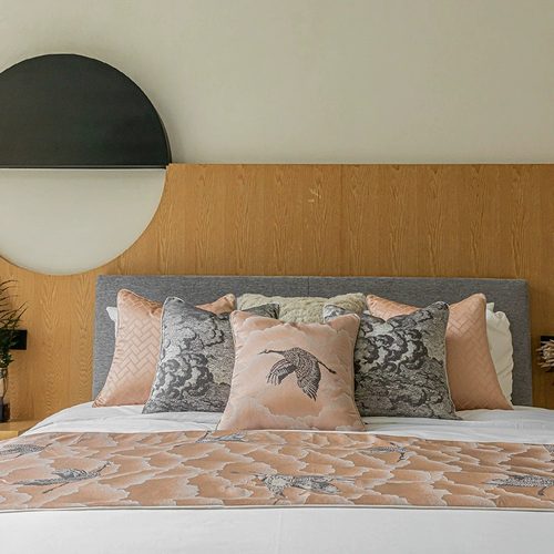 灰粉色云中鹤新中式酒店样板间床品软装床旗床尾巾床头靠包靠枕垫