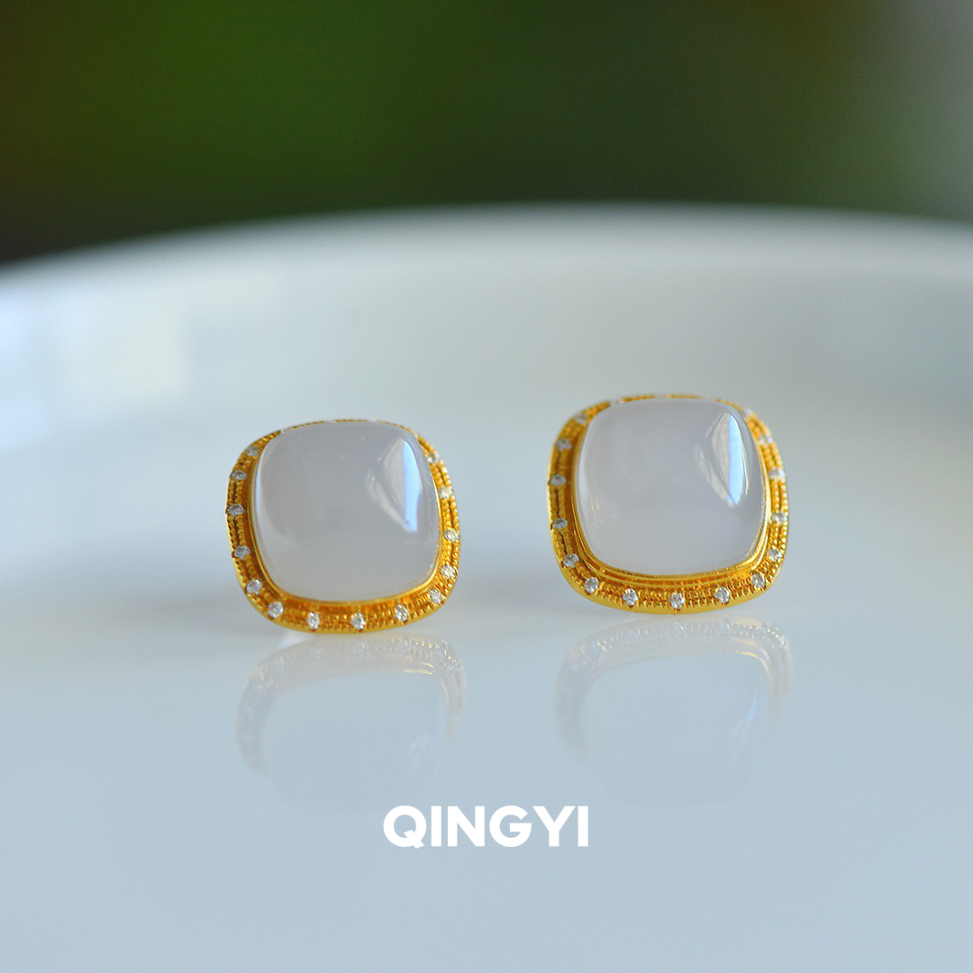 天然青海老矿料和田玉冰种烟紫方块耳钉18k金镶女款方糖玉石耳饰