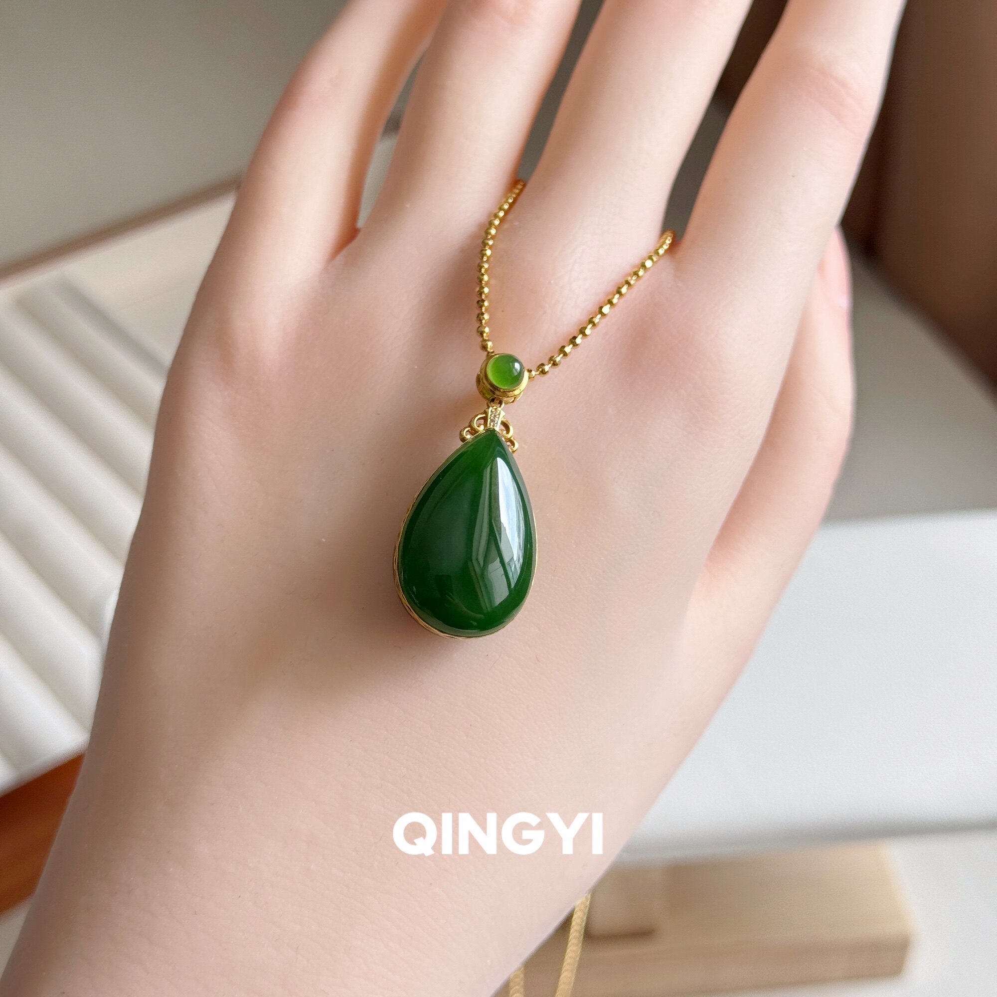 天然俄料老矿和田玉辣阳绿碧玉水滴吊坠18k金女款菠菜绿玉石挂件