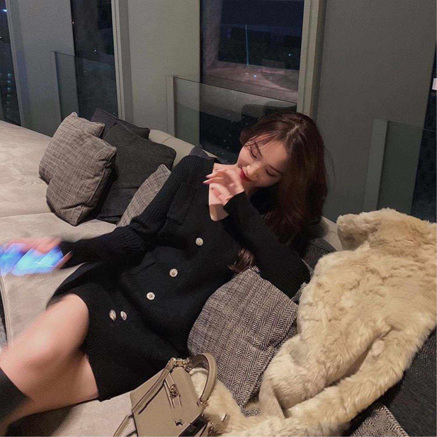 法式针织连衣裙女2026年秋春季新款修身显瘦v领内搭毛衣打底裙子