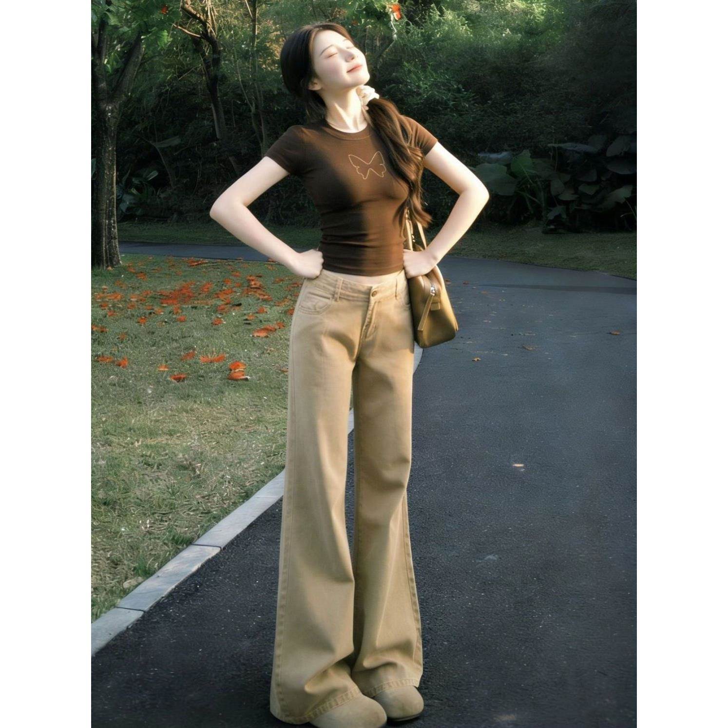 卡其色美式复古微喇牛仔裤女2026新款夏季不贴腿中腰宽版喇叭裤子