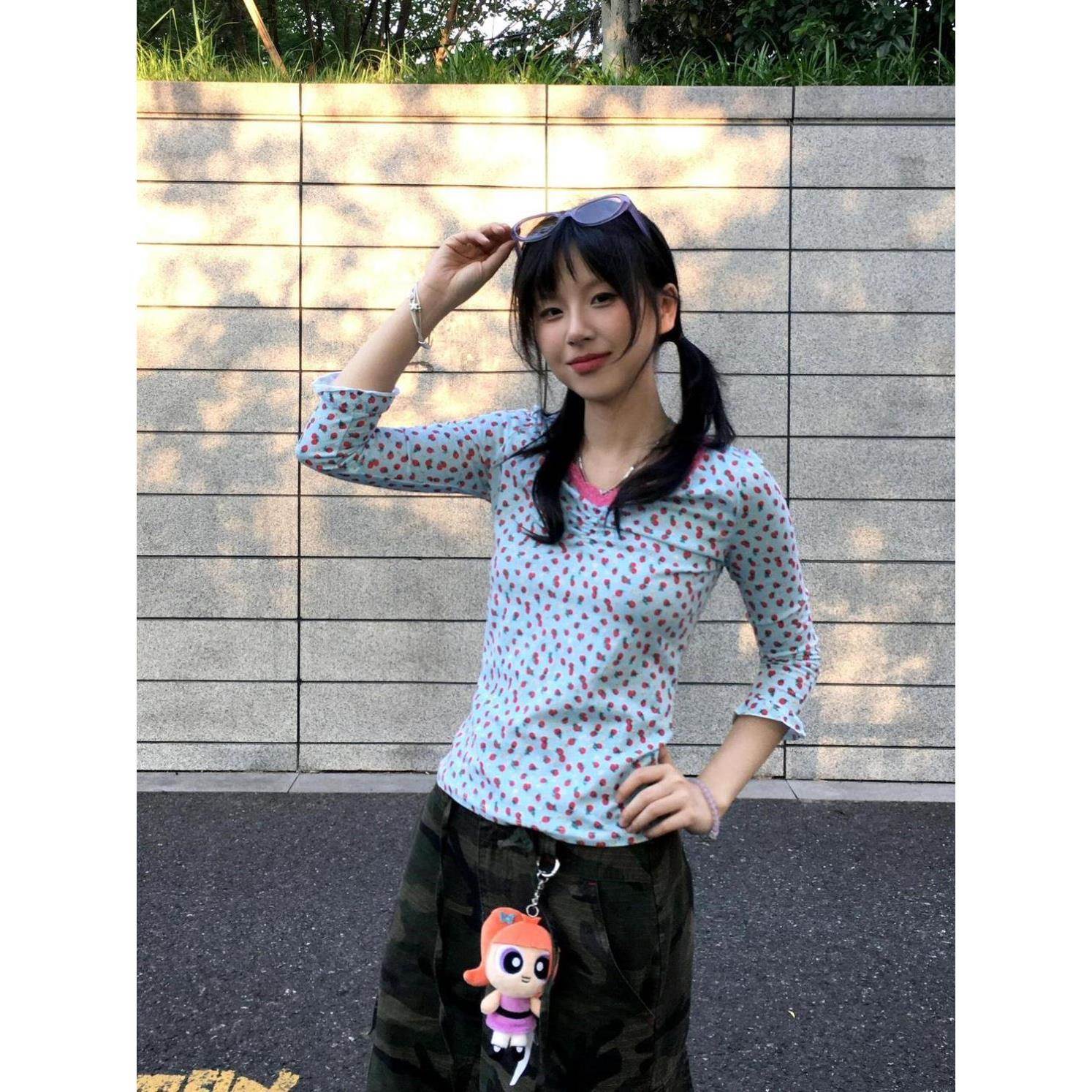秋冬新款蕾丝V领褶皱感七分袖小衫2026彩色草莓拼接感中袖T恤外穿