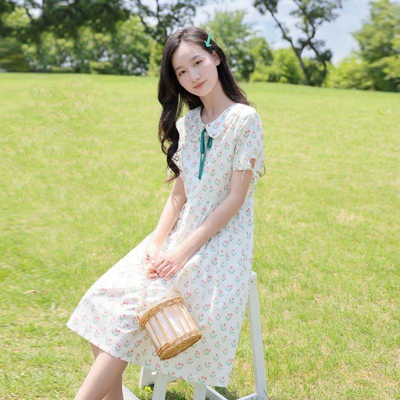 色彩旋律初中学生碎花连衣裙少女