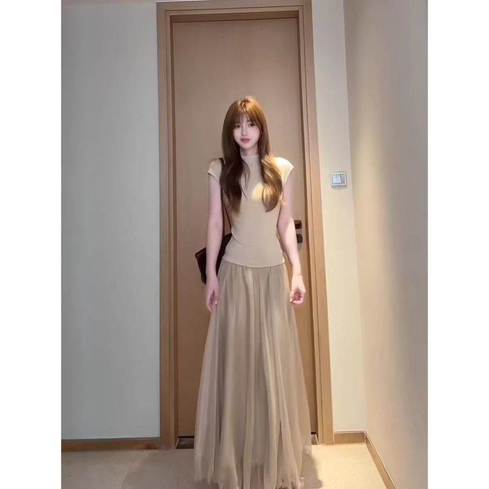夏季度假风穿搭一整套女温柔米色针织上衣搭配飘逸长裙休闲两件套
