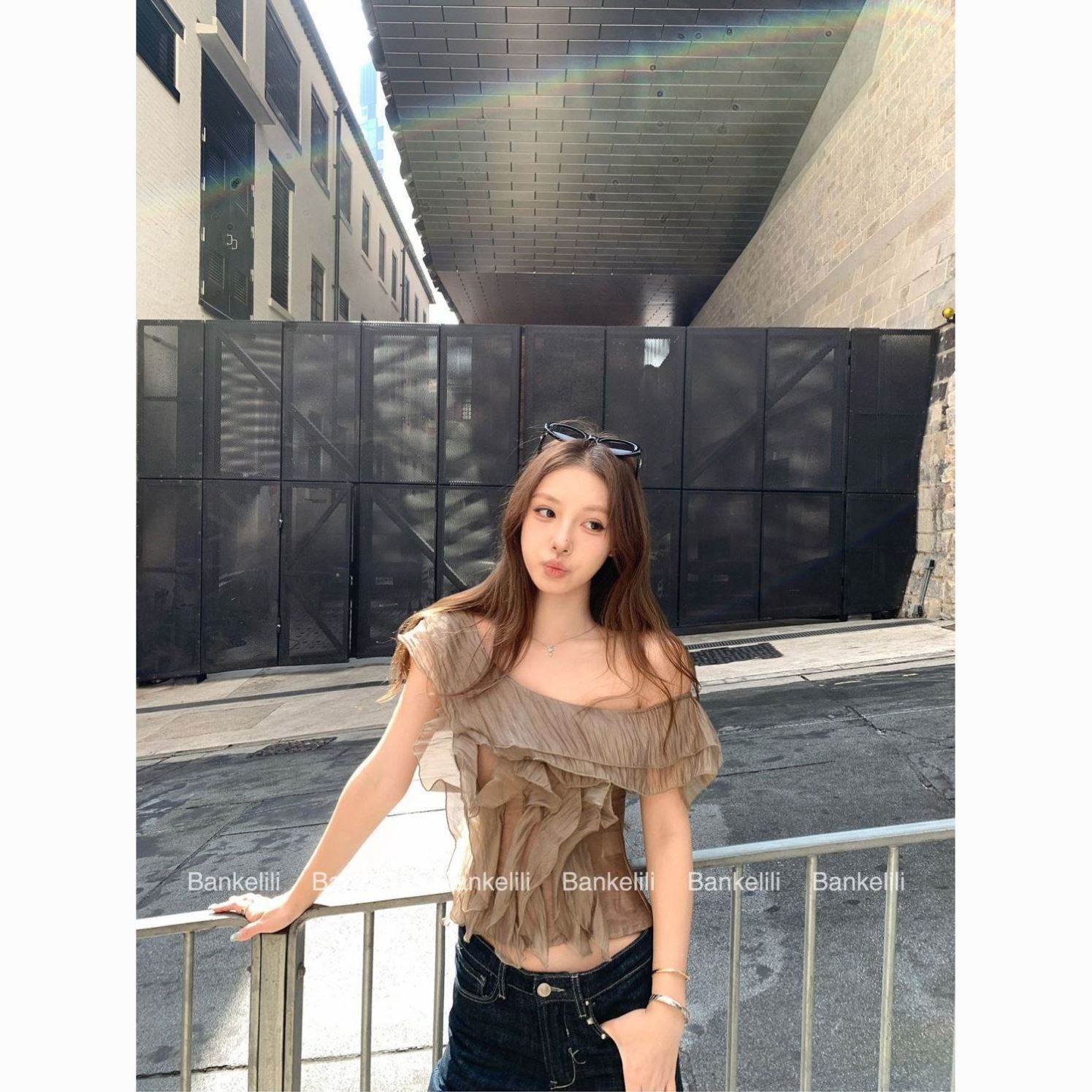 法式荷叶边时尚气质衬衫女夏新款显瘦温柔氛围感斜肩露肩小衫上衣
