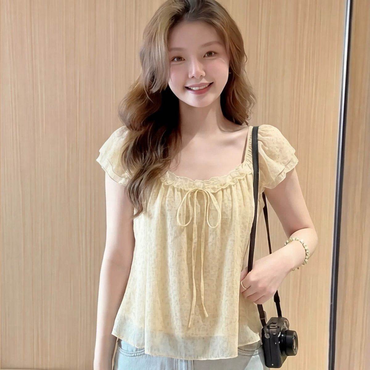 奶黄色木耳边系带小飞袖碎花衬衫女夏季时尚减龄宽松遮肉大码上衣