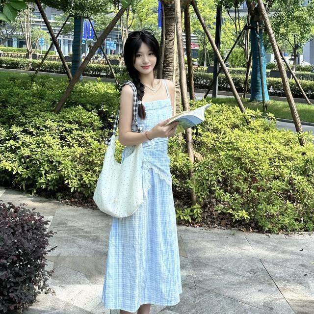 格子抹胸连衣裙女夏季2026新款温柔风气质收腰显瘦减龄小众长裙子