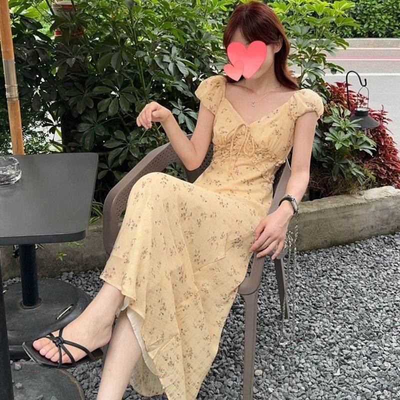 V领纯欲碎花连衣裙女海边度假长裙子法式掐腰裙度假风连衣裙