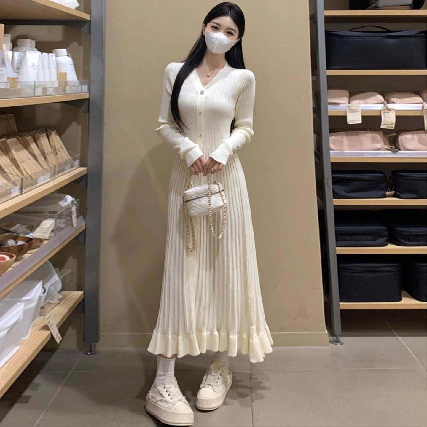 法式V领温柔风针织连衣裙女气质内搭配大衣秋春季打底中长款A字裙