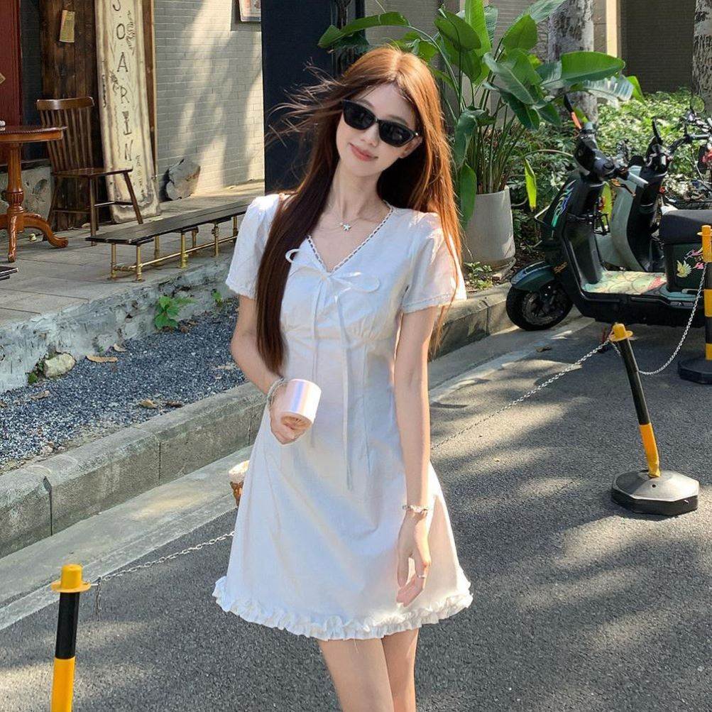 白色木耳边V领连衣裙气质洋装女夏季温柔蝴蝶结收腰a字初恋短裙子