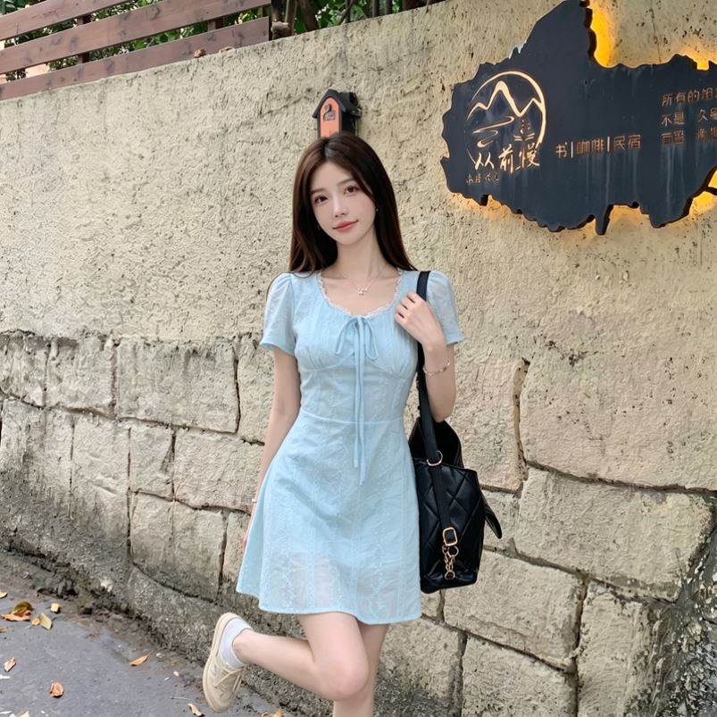韩系氛围感浅蓝刺绣中长裙女夏季甜美泡泡袖系带收腰小个子连衣裙