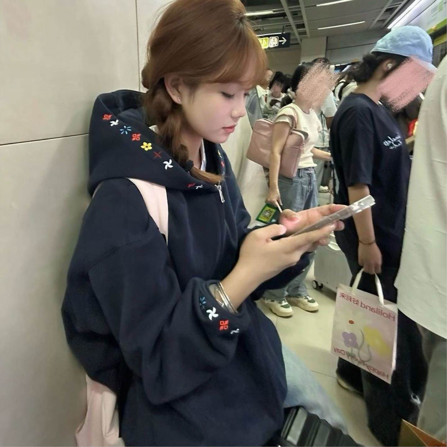 特别的彩点刺绣帽衫卫衣女秋冬加绒小众通勤重磅宽松情侣同款开衫