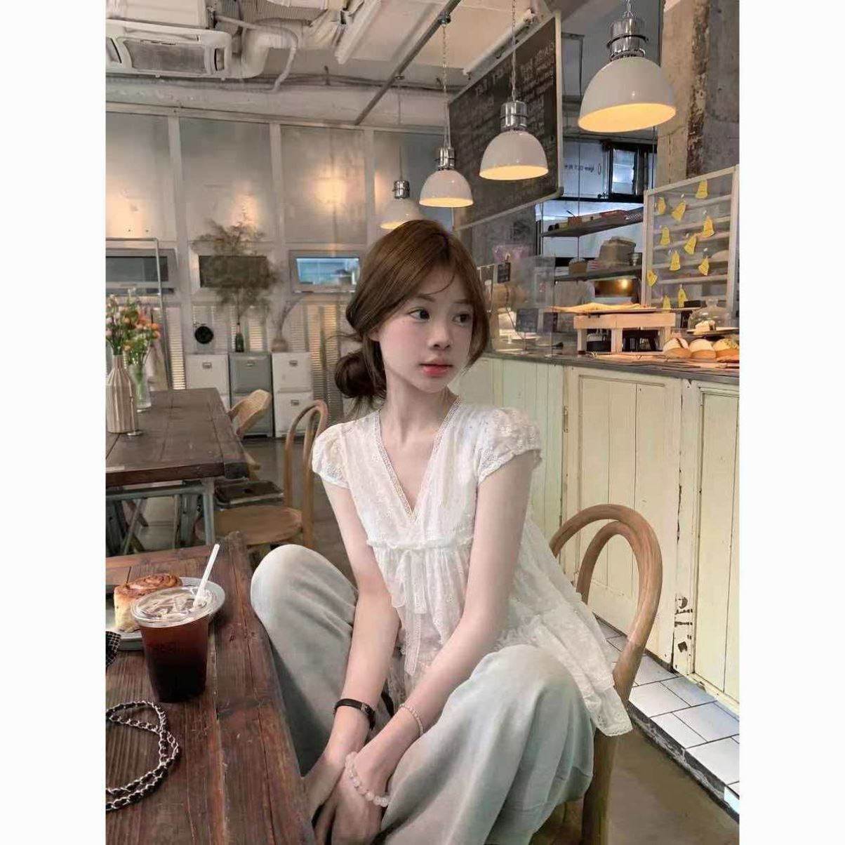 法式少女V领刺绣小衫夏季新款韩版休闲减龄通勤百搭小飞袖上衣