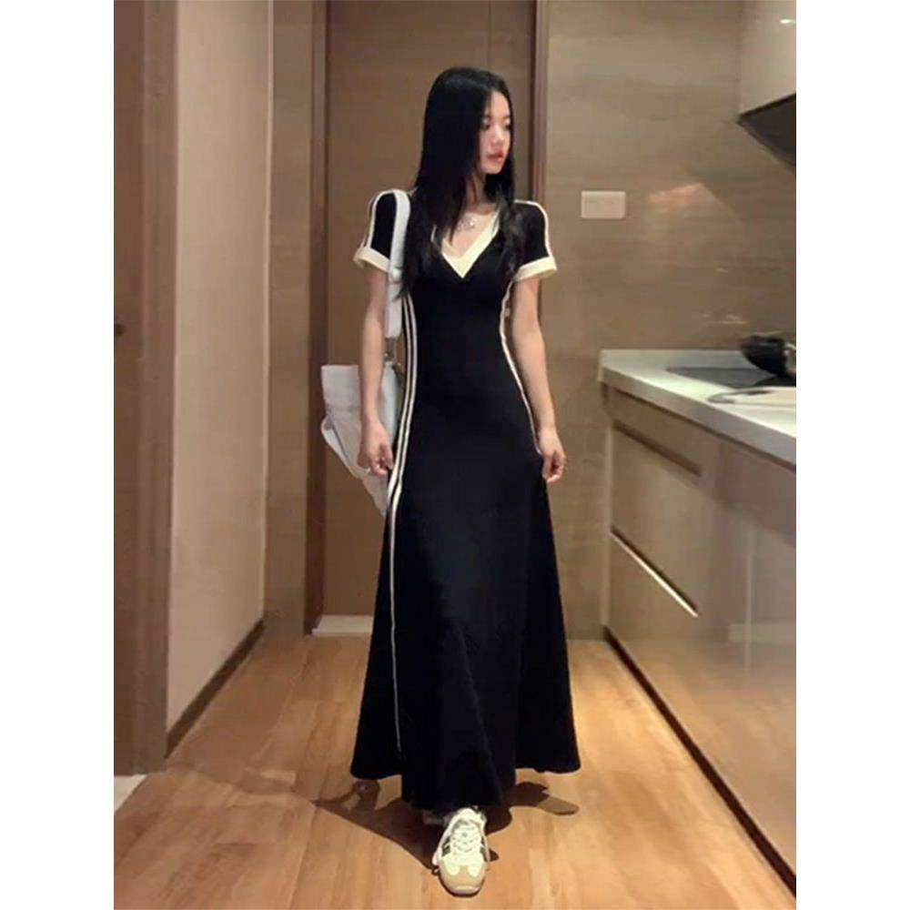 撞色V领短袖连衣裙女2026夏季新款气质时尚收腰显瘦小众长裙子潮