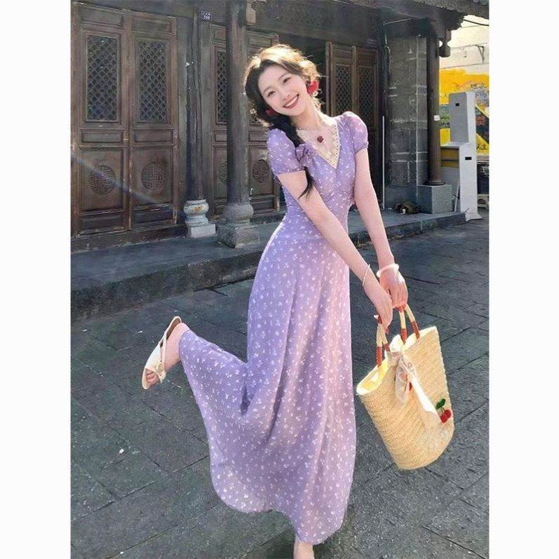 紫色蕾丝拼接V领收腰碎花连衣裙女2026新款温柔漂亮出游海边裙子