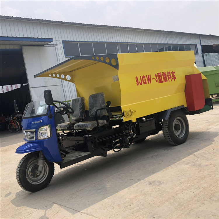 运送饲草料撒料车 电启动燃油喂料车 五立方刮板卸草撒料车