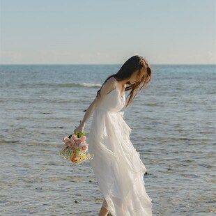 海南三亚旅游拍照沙滩裙白色气质仙女飘逸吊带连衣裙洱海度假长裙