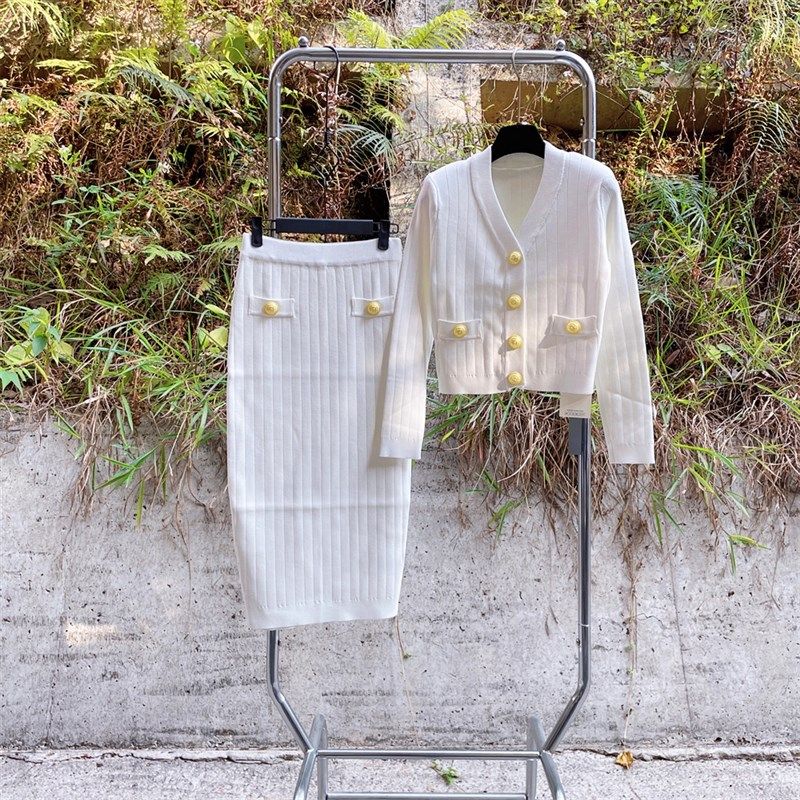 2025春夏简奢时尚气质V领浮雕金扣针织开衫外套上衣女修身显瘦潮