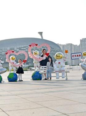 太空人太示空雕塑户外玻璃纤维商场美样24126436陈装饰品屋展中人