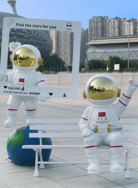 卡通太空人宇航员大摆件商场科管航美城陈装饰品网YED红技打卡天