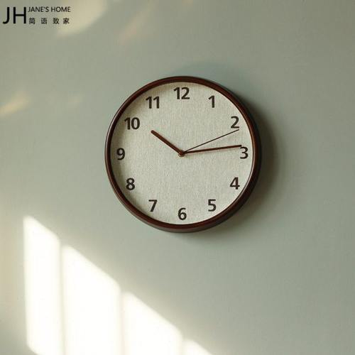 北欧创意复古纯实木静音客厅挂钟现代简约时尚麻绒布面钟大气挂表