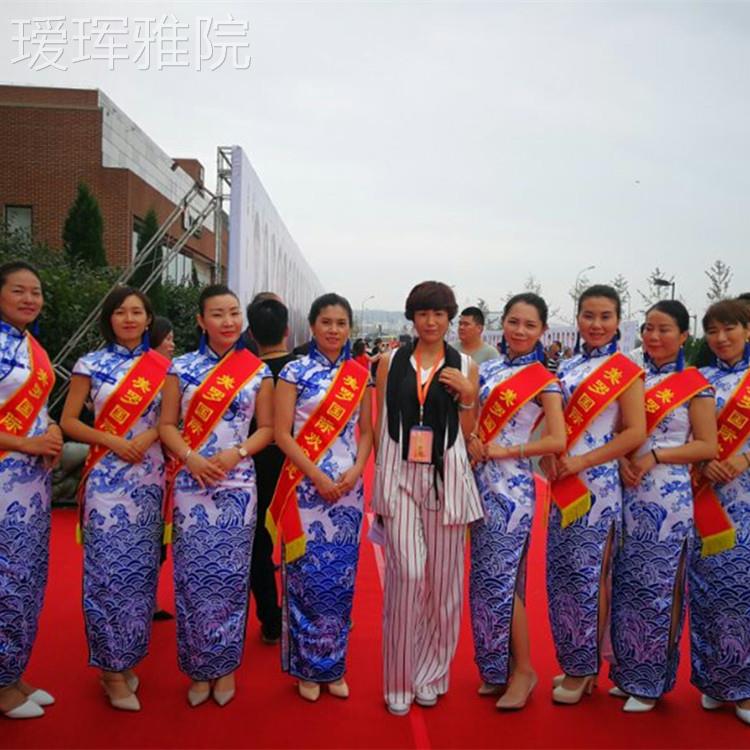 2025新款青花瓷袍旗女演新款走风秀旗袍出长款修身中国礼仪服装主